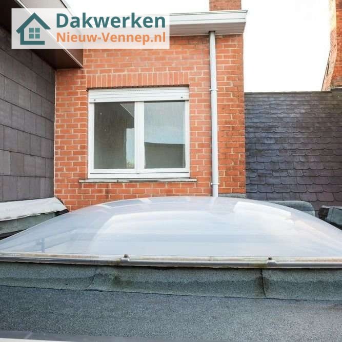 Inspectie van een plat dak met lichtkoepel Inspectie van een plat dak in nieuw-vennep met lichtkoepel