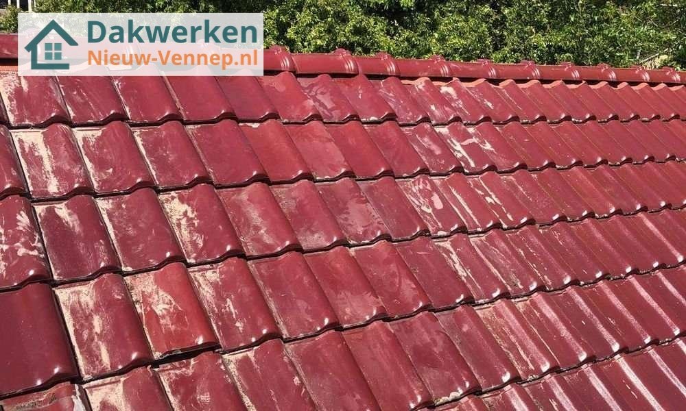 Rood pannendak aangelegd door dakdekker Rood pannendak aangelegd door dakdekker